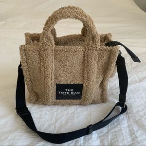 MARC JACOBS
Black 'The Teddy Small Traveler' Tote